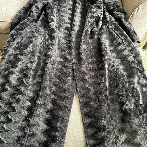 Women’s long heavy black coat. No tags for brand or size. Fits like a xs/small - Picture 6 of 7